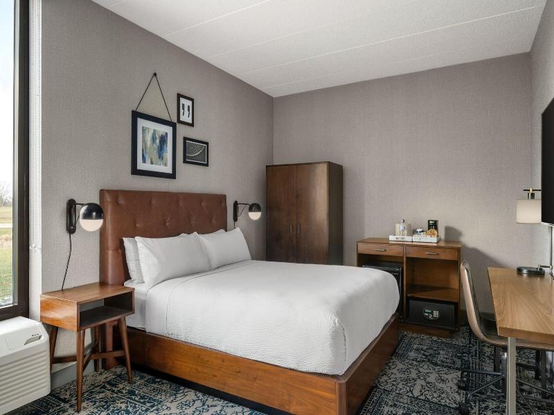 Four Points by Sheraton Chicago Westchester Oak image
