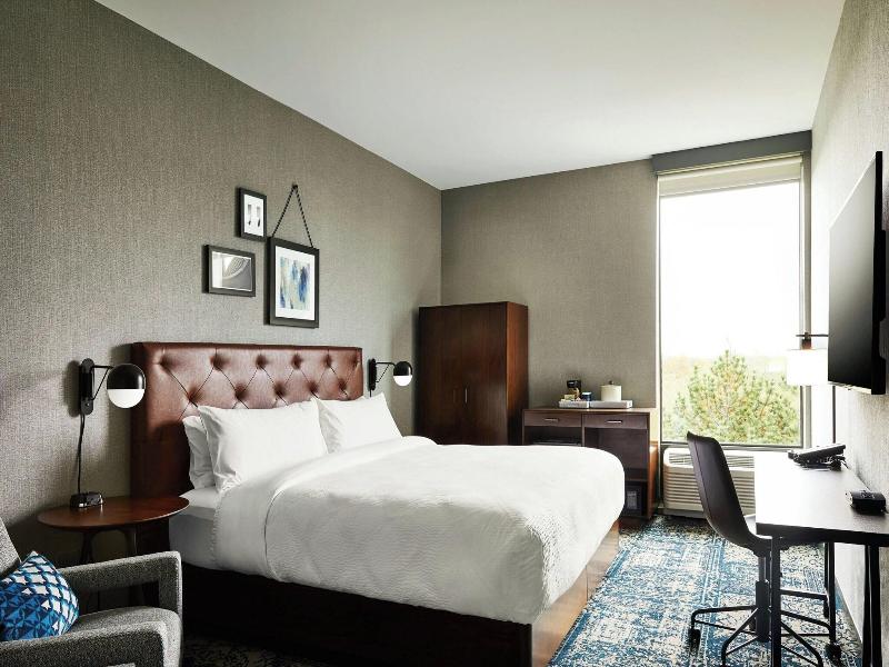 Four Points by Sheraton Chicago Westchester Oak image