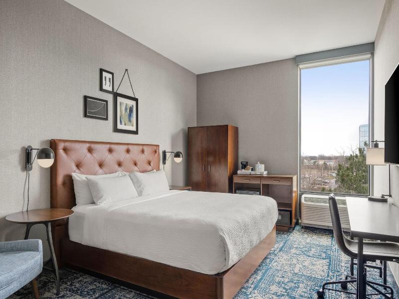 Four Points by Sheraton Chicago Westchester Oak image