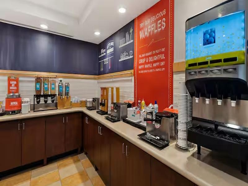 Hampton Inn & Suites Mt. Vernon Belvoir Alexandria image