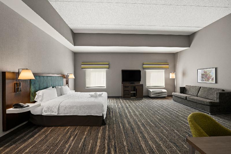 Hampton Inn & Suites Poughkeepsie image