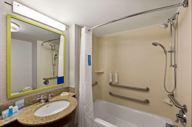 Hampton Inn & Suites Poughkeepsie image