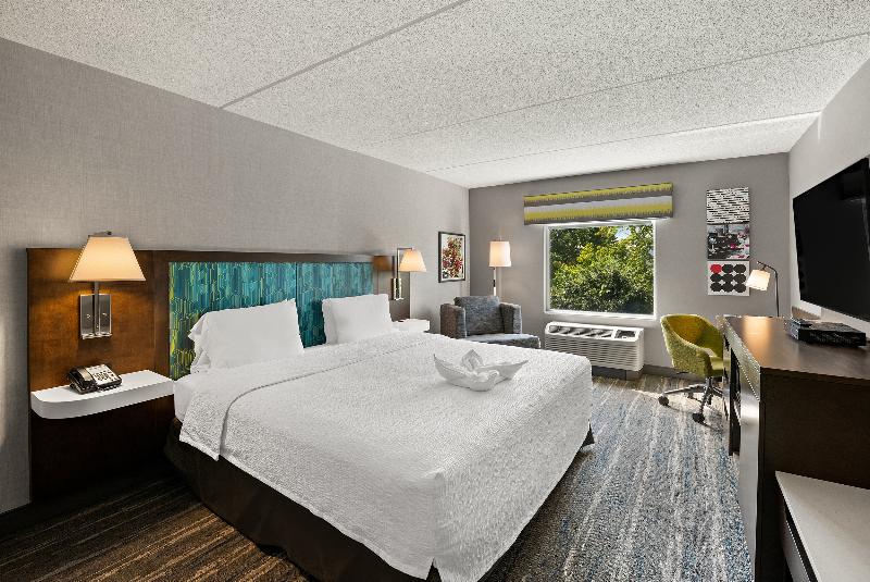 Hampton Inn & Suites Poughkeepsie image