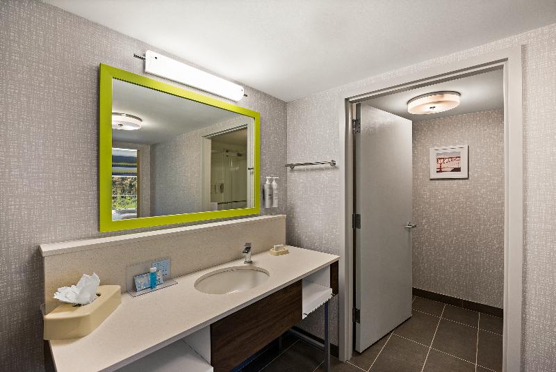 Hampton Inn & Suites Poughkeepsie image