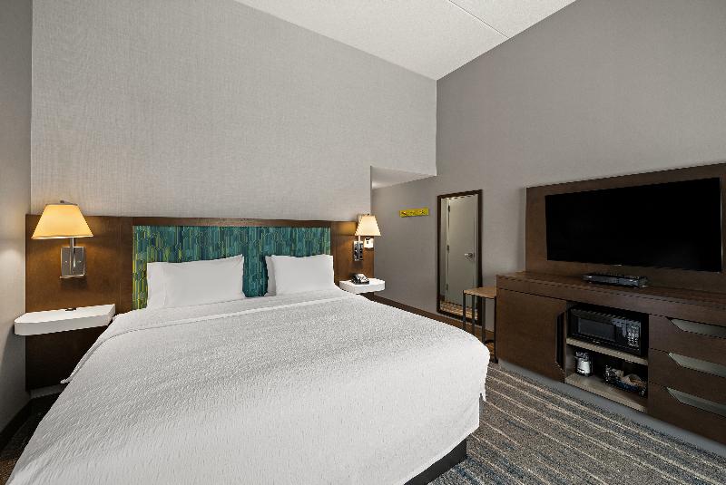 Hampton Inn & Suites Poughkeepsie image
