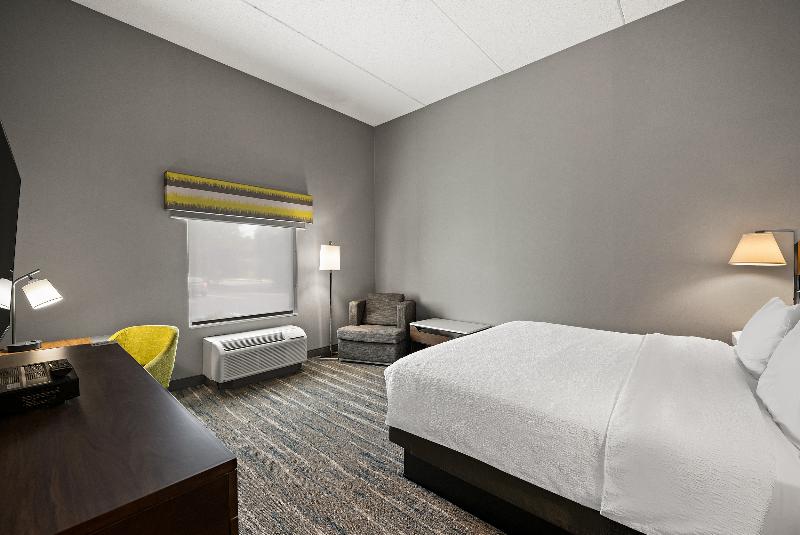 Hampton Inn & Suites Poughkeepsie image