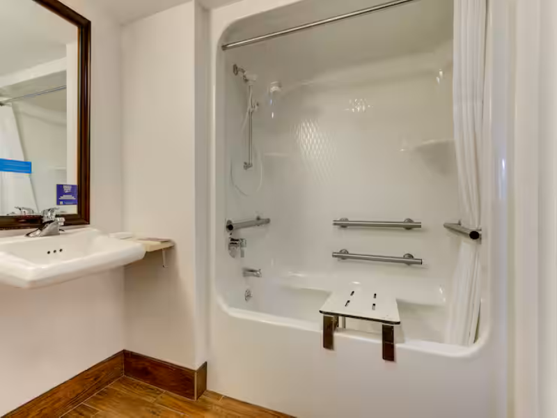 Hampton Inn Springfield image