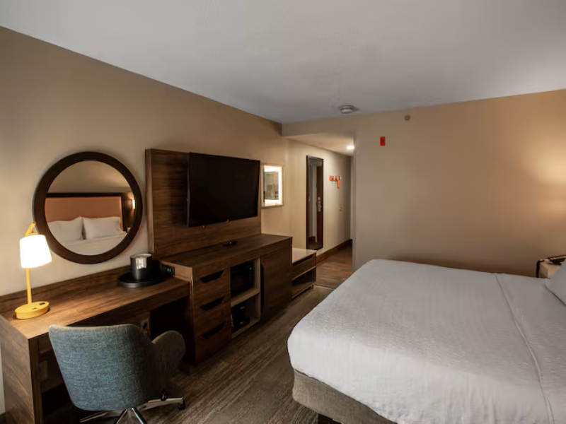 Hampton Inn Springfield image