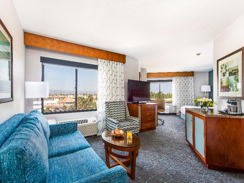 DoubleTree by Hilton Hotel Carson image