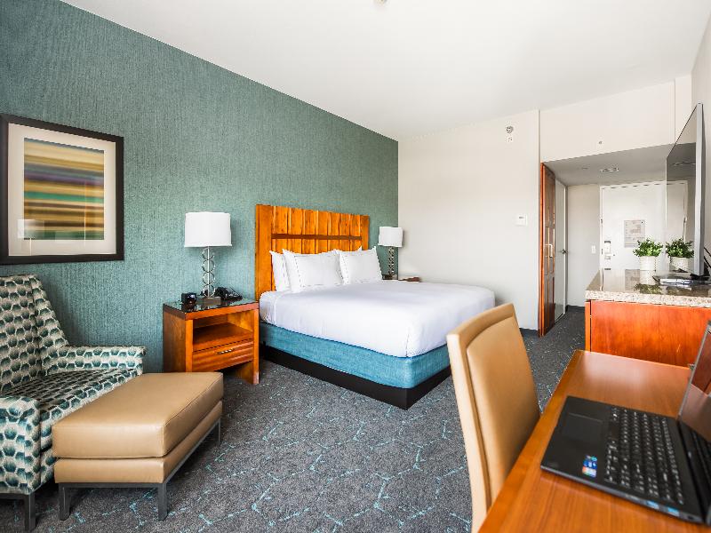 DoubleTree by Hilton Hotel Carson image