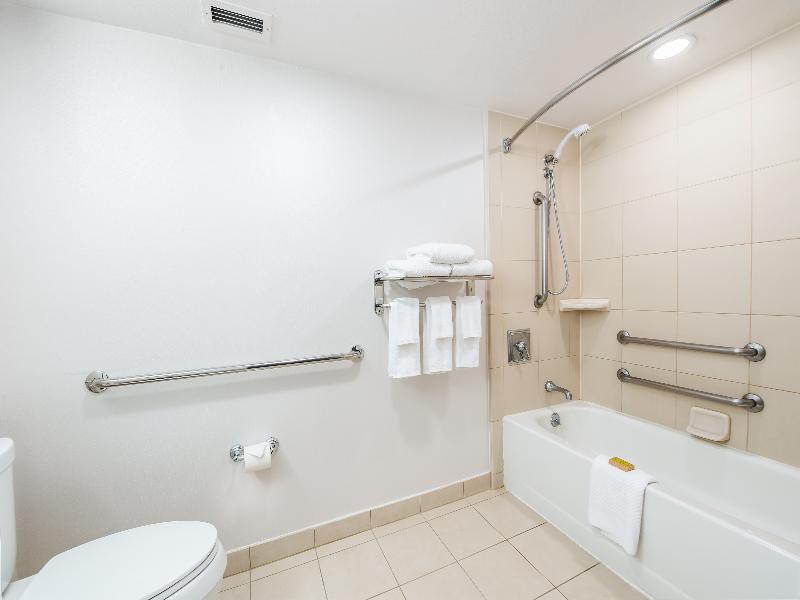 DoubleTree by Hilton Hotel Carson image