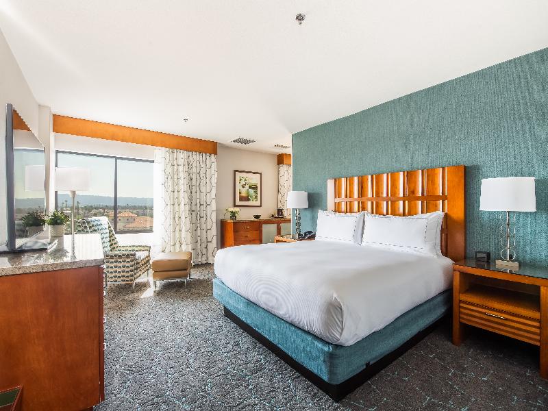 DoubleTree by Hilton Hotel Carson image