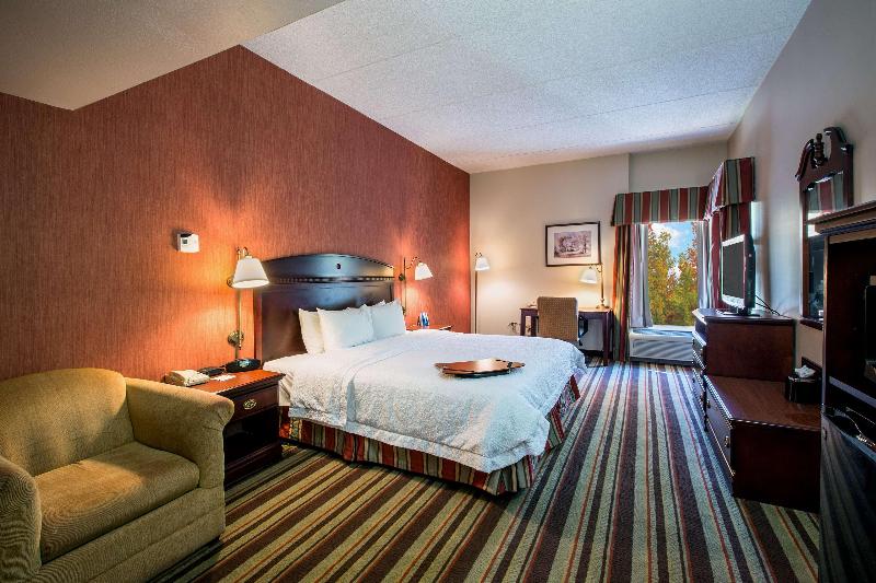 Hampton Inn Sturbridge image