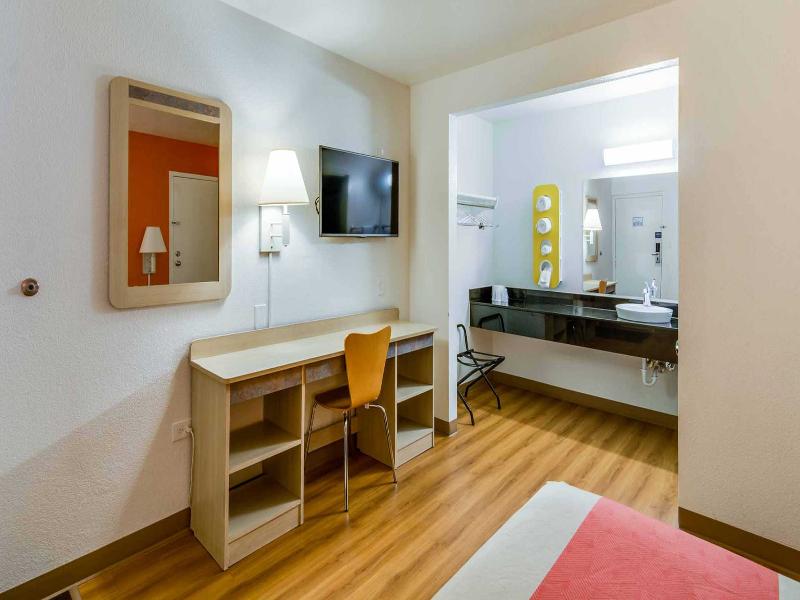 Motel 6 Schiller Park, Il - Chicago O'Hare GA image