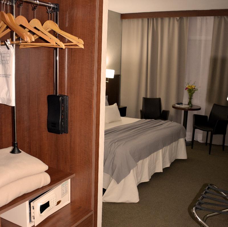 Ian Hotel image