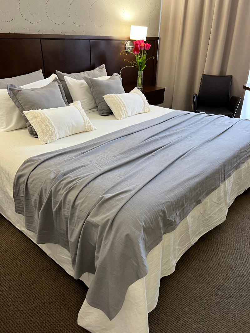 Ian Hotel image