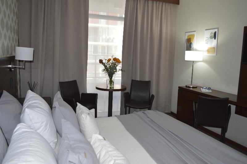 Ian Hotel image