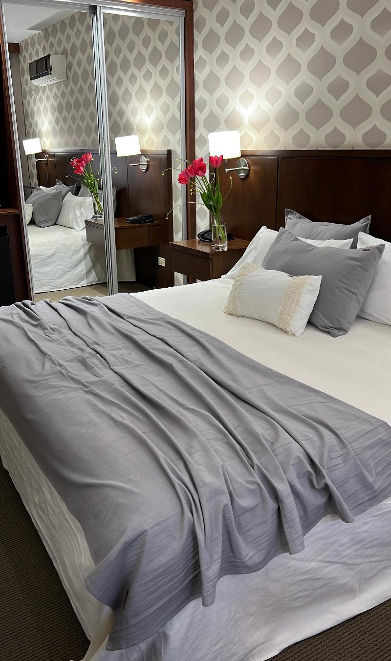 Ian Hotel image