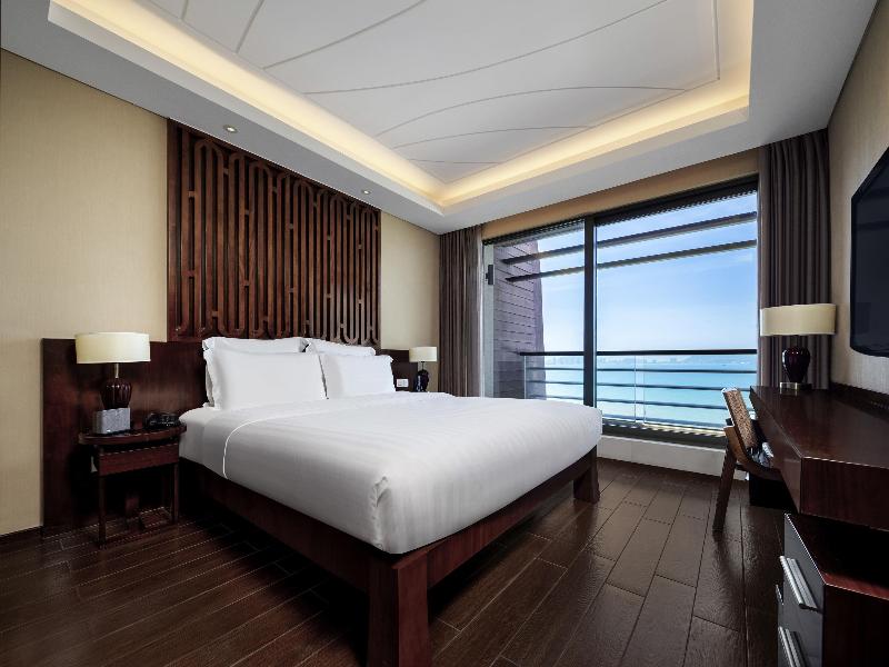 Pullman Oceanview Sanya Bay Resort & Spa image