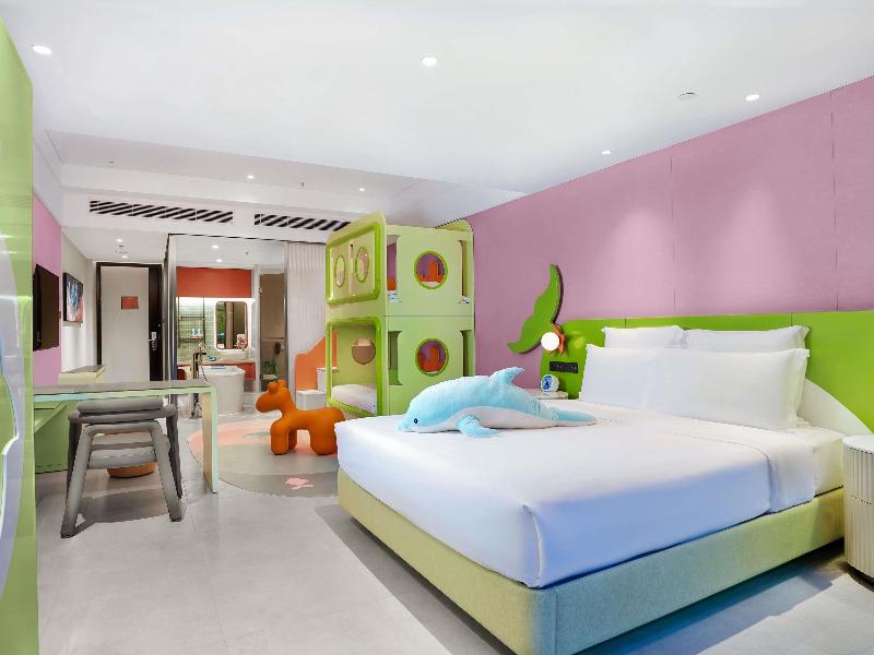 Pullman Oceanview Sanya Bay Resort & Spa image