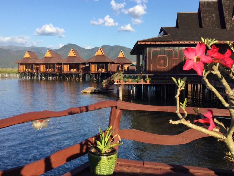 Shwe Inn Tha Floating Resort