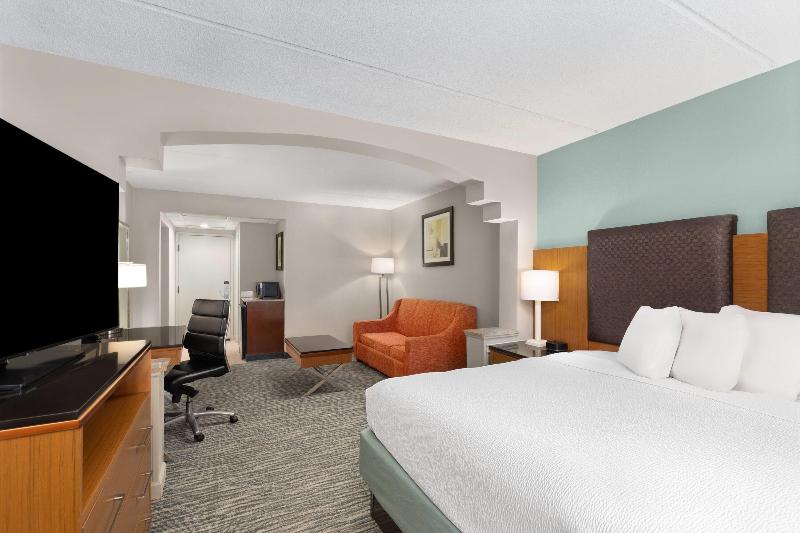Wingate By Wyndham Greensboro/Coliseum image