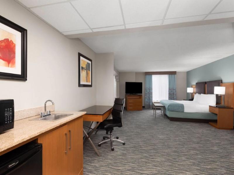 Wingate By Wyndham Greensboro/Coliseum image
