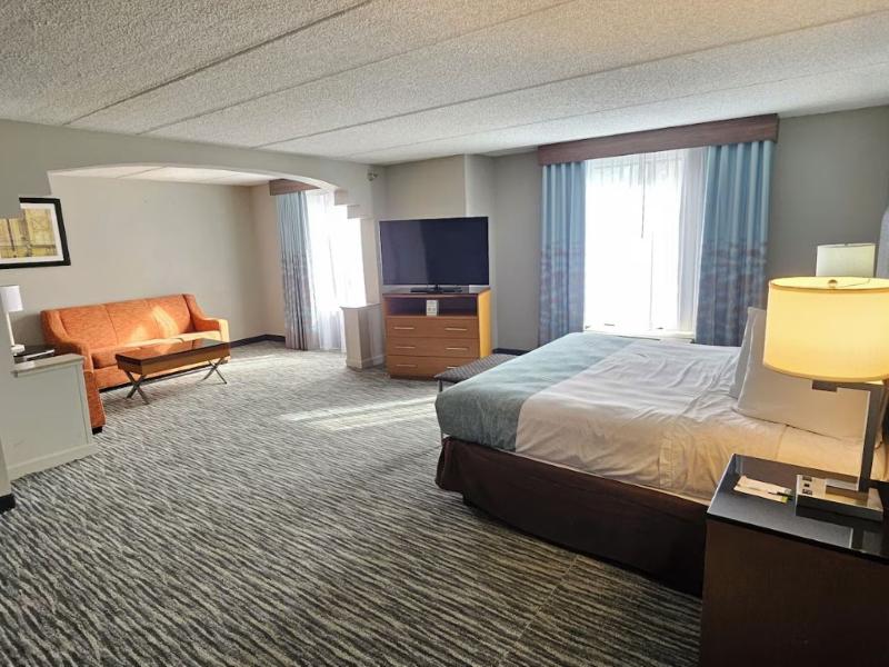 Wingate By Wyndham Greensboro/Coliseum image