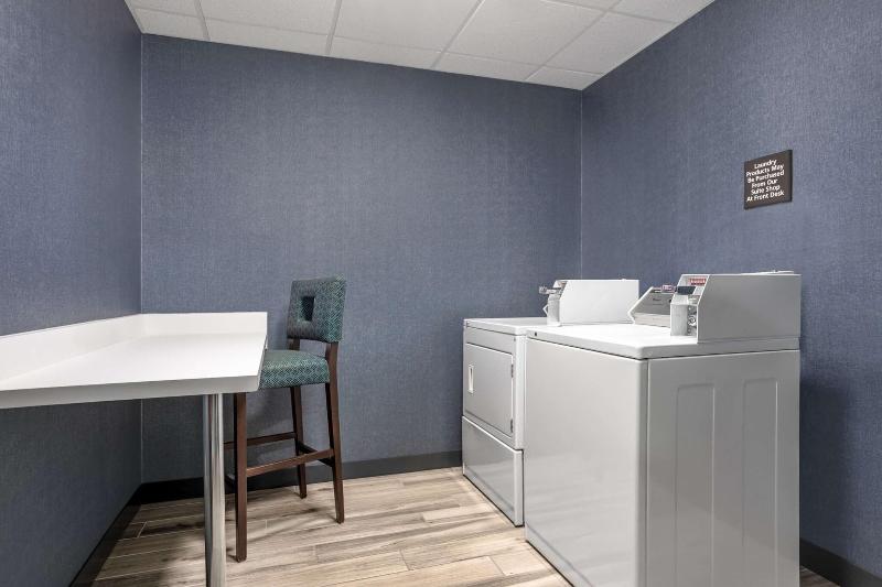 Hampton Inn & Suites Muncie image