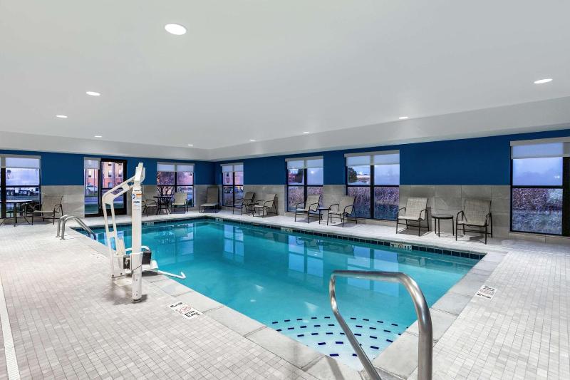 Hampton Inn & Suites Muncie image