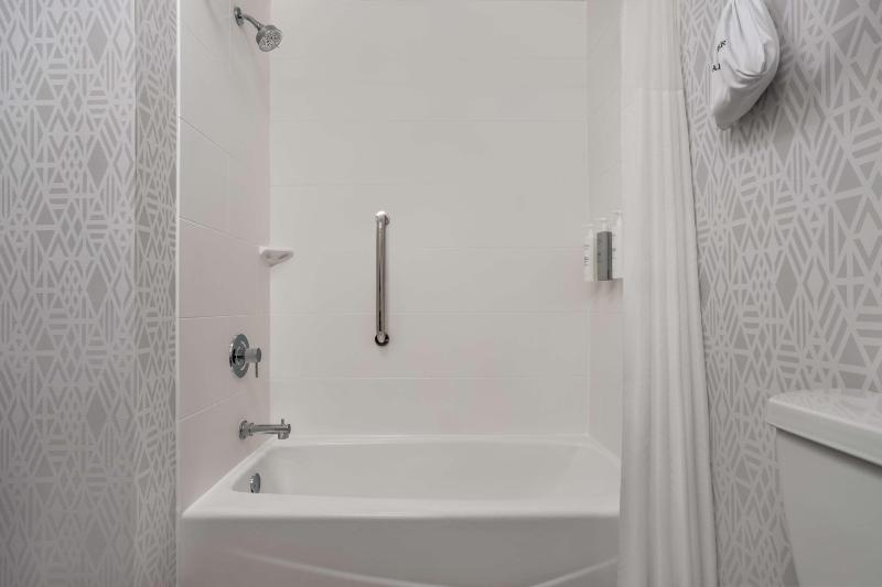 Hampton Inn & Suites Muncie image