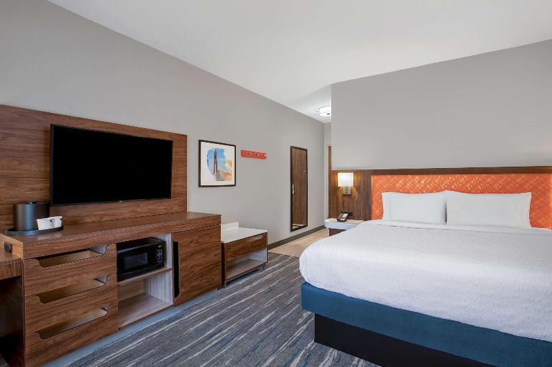 Hampton Inn & Suites Muncie image 7