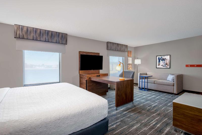 Hampton Inn & Suites Muncie image