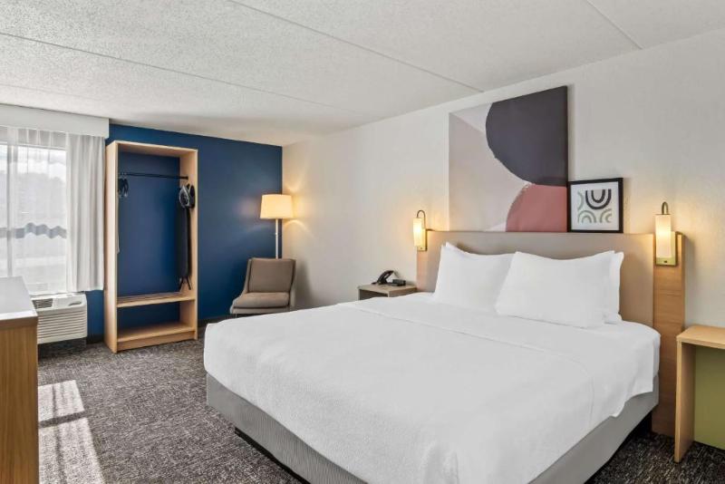 Spark By Hilton Stevensville image