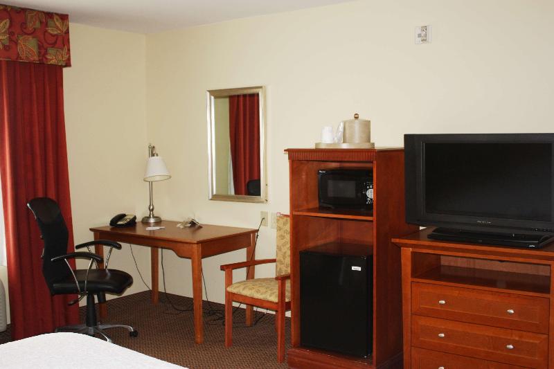 Hampton Inn Clinton image