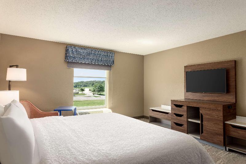 Hampton Inn St. Louis Columbia image