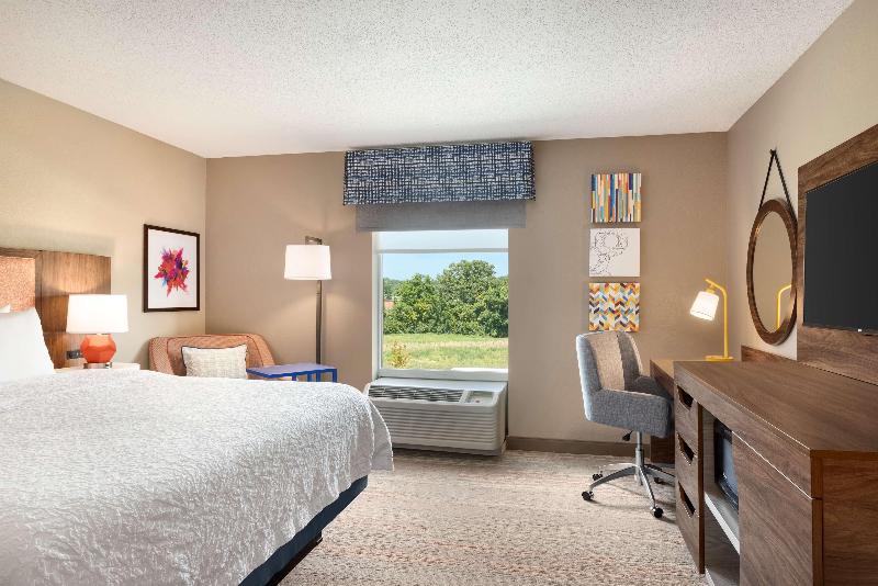Hampton Inn St. Louis Columbia image