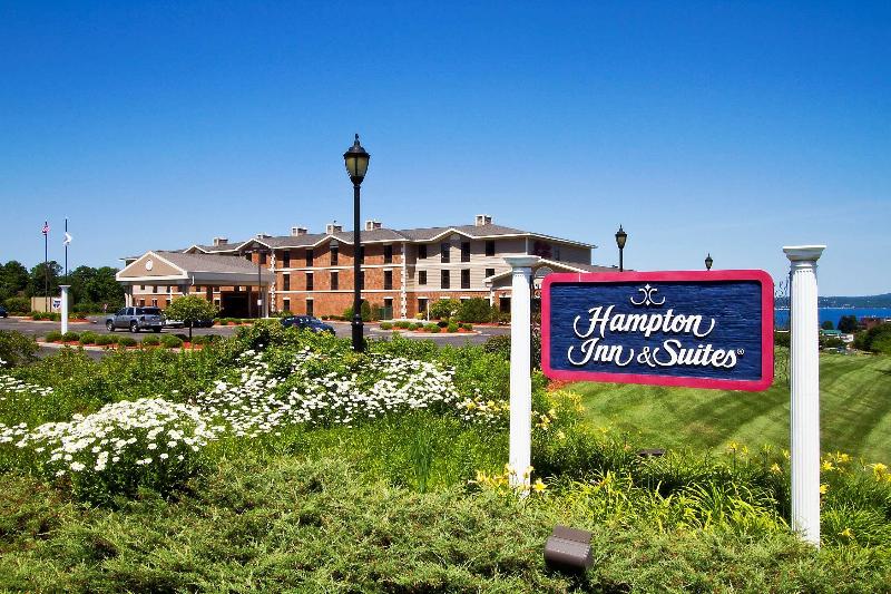 Hampton Inn & Suites Petoskey image