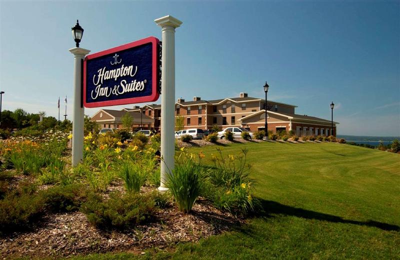 Hampton Inn & Suites Petoskey image