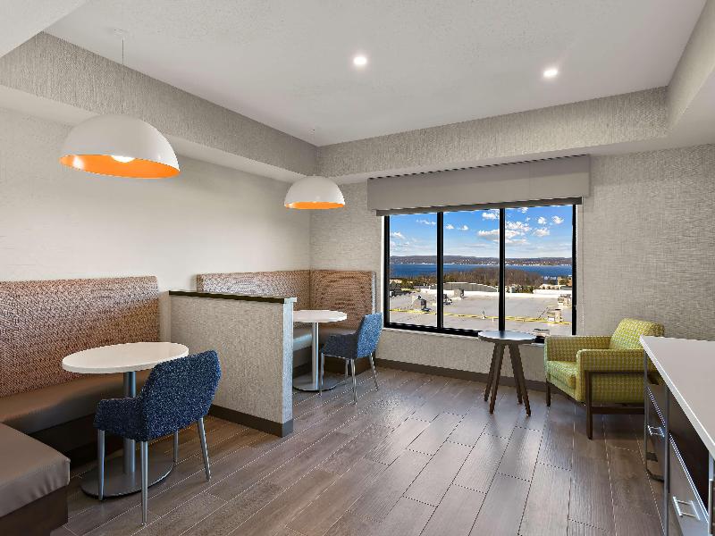 Hampton Inn & Suites Petoskey image