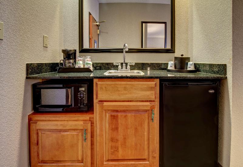 Hampton Inn & Suites Petoskey image