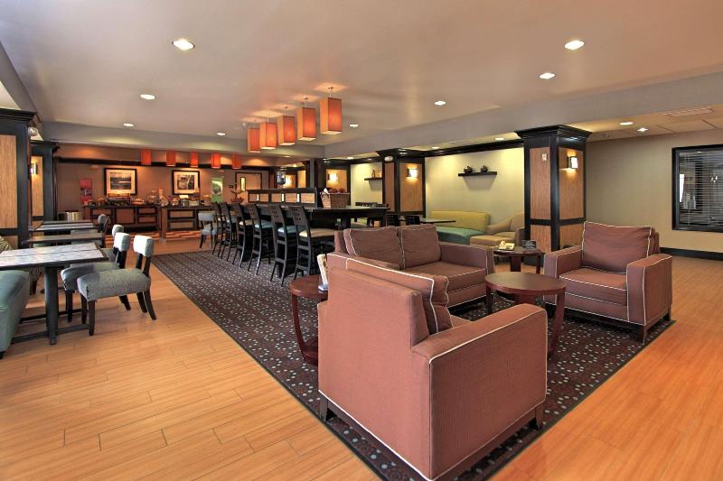 Hampton Inn Defiance image