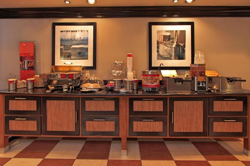 Hampton Inn Defiance image