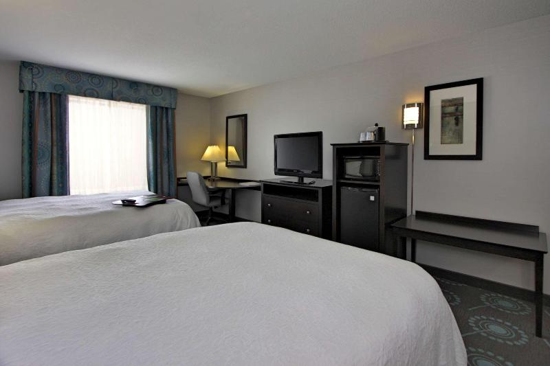 Hampton Inn Defiance image
