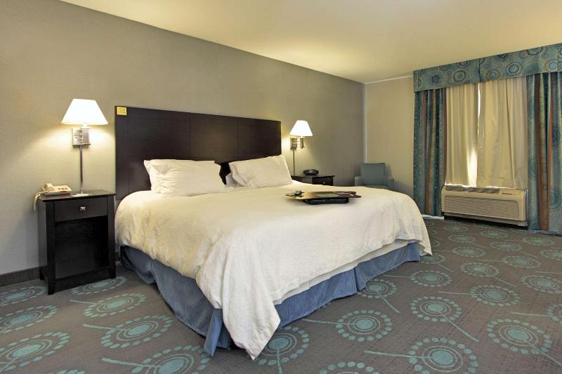 Hampton Inn Defiance image