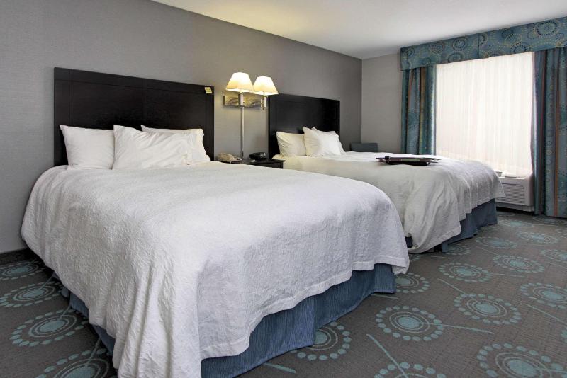 Hampton Inn Defiance image