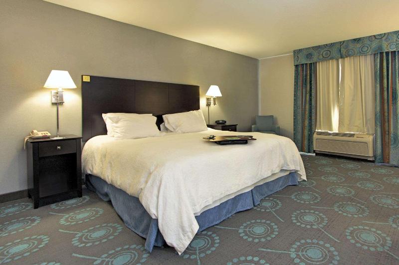 Hampton Inn Defiance image 1