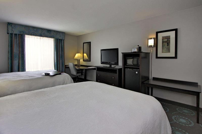 Hampton Inn Defiance image 5