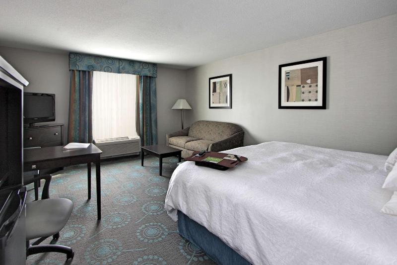 Hampton Inn Defiance image 3