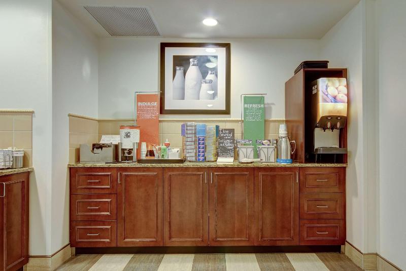 Hampton Inn & Suites Alexandria image